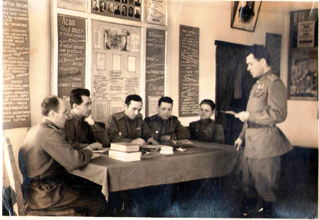Прием в комсомол - признак боевых заслуг (Иван Пузаков 2-ой справа)